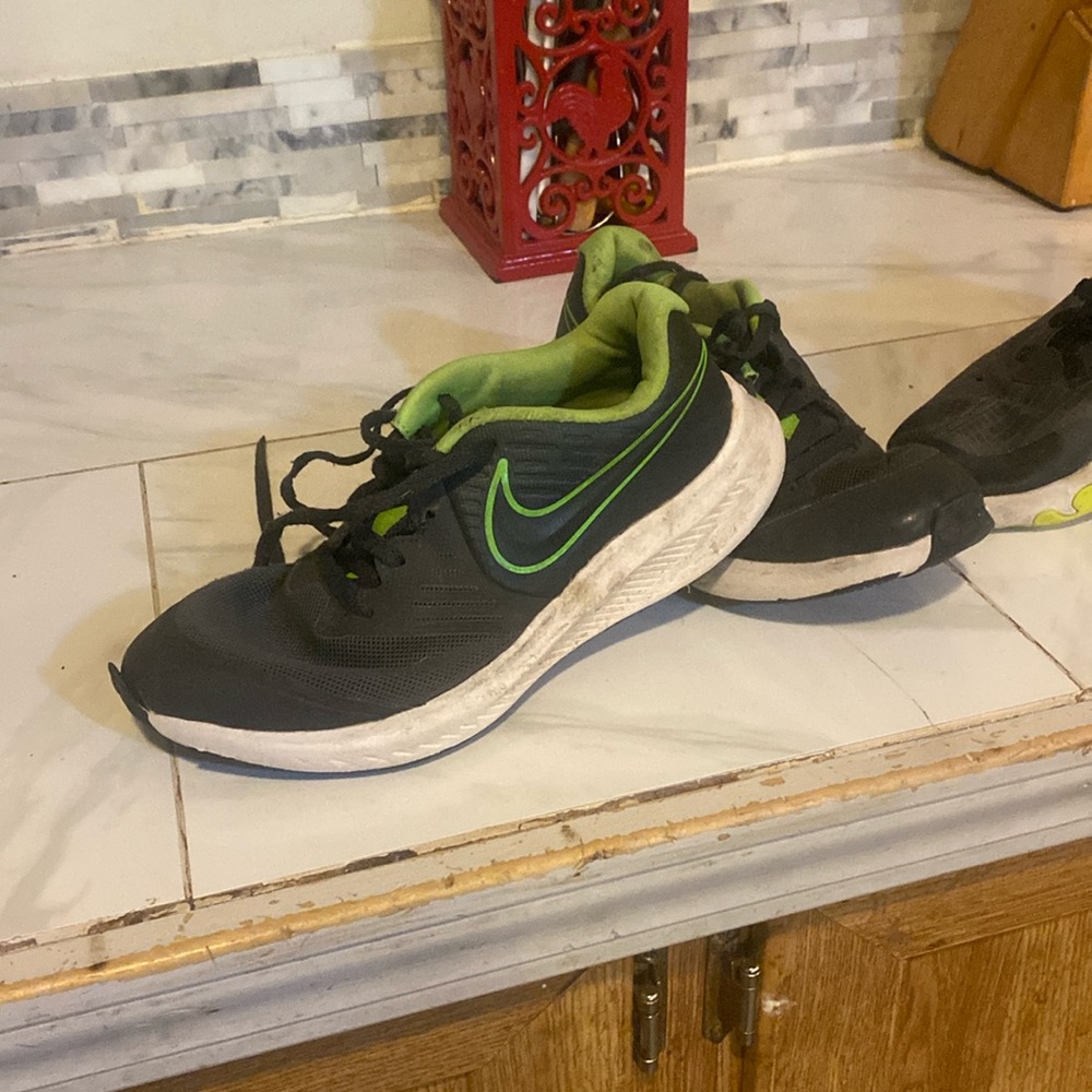 Nike shoes boys size 4